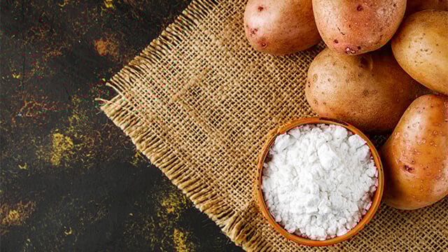 Potato_starch_on_a_dark_rustic_background